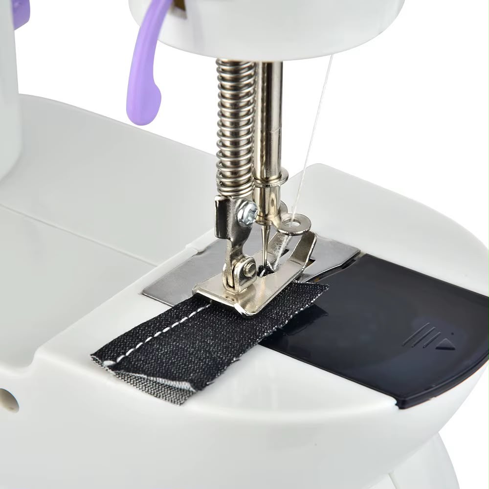 Mini Machine à Coudre avec table.
